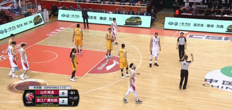 睢冉一瘸一拐离开赛场