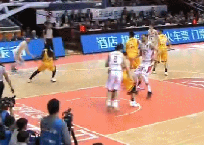 睢冉起跳传球落地一刻受伤