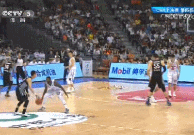 易建联抢断反击一条龙暴扣