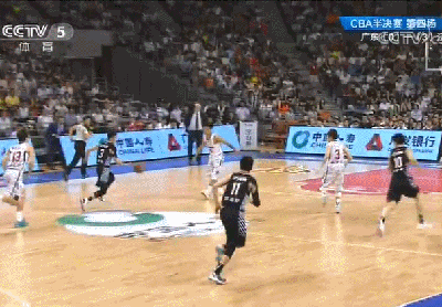 周湛东抢断反击助攻邵英伦双手飞扣