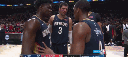 今天，NBA季后赛首轮第一场，鹈鹕在客场以97-95力克开拓者，迎来开门红。在比赛最后时刻，鹈鹕后卫拉简-隆多又一次化身教练。