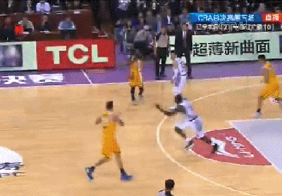 巴斯抢断单刀快攻拉杆背扣