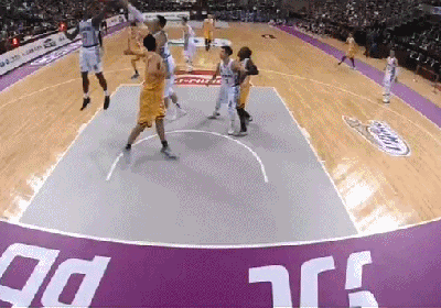 福特森在一次无球卡位中放倒赵继伟