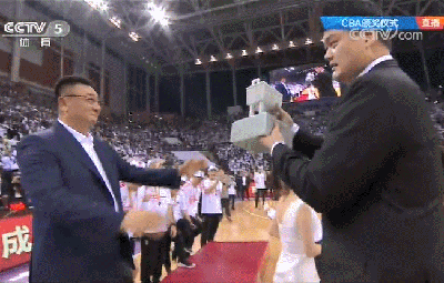 姚明为CBA新科冠军辽宁队颁奖