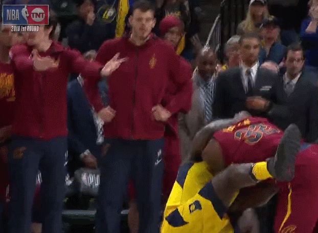 师弟史蒂芬森和格林倒地争抢