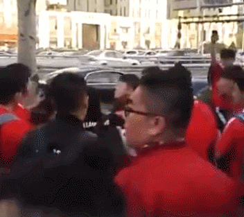 辽足球迷围堵落单一方球迷