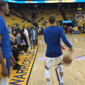 库里参加赛前投篮训练,接KD传球命中底角三分