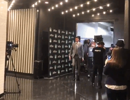 詹姆斯西装革履现身TD-北岸花园球馆