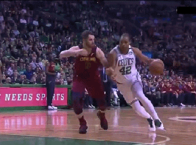 霍福德单挑乐福,强硬放篮不惧被戳眼