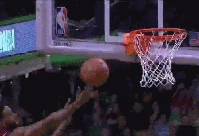 格林积极拼抢命中第三节压哨球