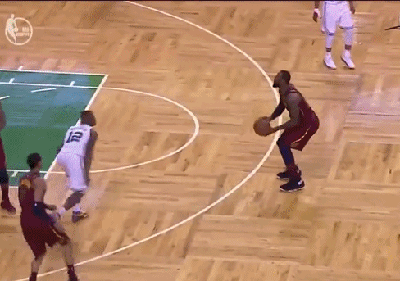 詹姆斯状态低迷,传球走步违例