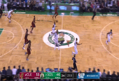 斯玛特抢断詹姆斯后助攻莫里斯暴扣