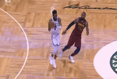 詹姆斯追身钉板大帽罗齐尔