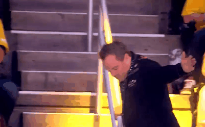 球迷老哥尬舞鼓动全场气氛