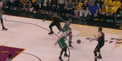 詹姆斯接球反身背扣