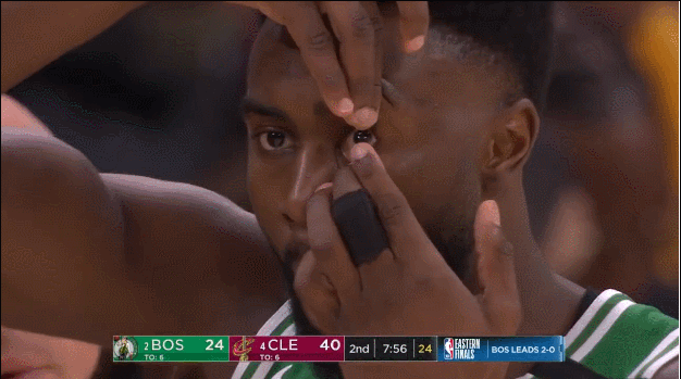 杰伦徒手调整隐形眼镜！