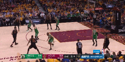 詹姆斯接球拉杆背扣