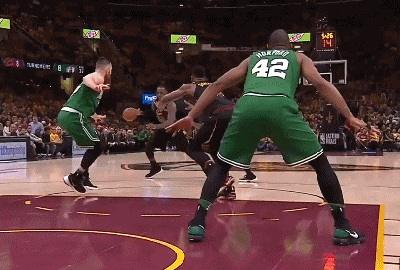 詹姆斯面对包夹送出击地妙传助攻TT空篮暴扣