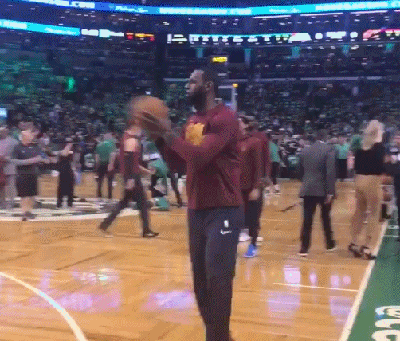 赛前热身中的詹姆斯上演各种暴扣