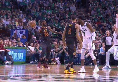 詹姆斯单手助攻连线乐福三分开炮