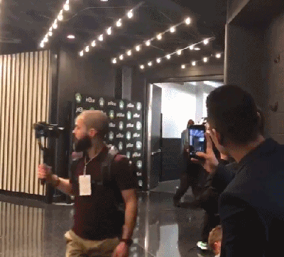 詹姆斯面对镜头搞怪