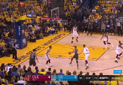 库里轻松突破上篮