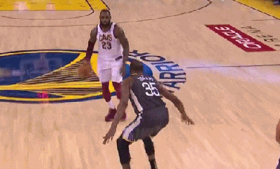 詹姆斯反击一条龙上篮