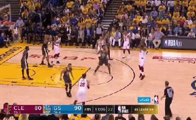 詹姆斯抓住机会正面三分飙中