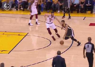 库里上篮不中,追梦抢到位置补篮得手