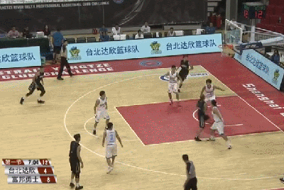 翁嘉鸿长臂送大帽
