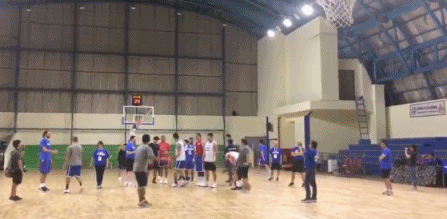 克拉克森在队内训练中秀中场三分