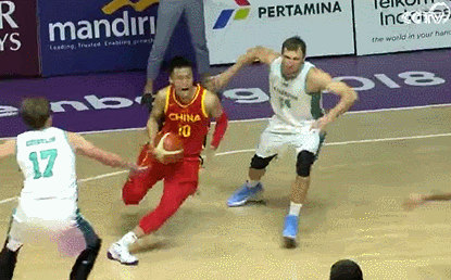 赵睿空中高难度贴身拉杆打板