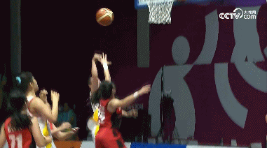 篮下霸王!李月汝抢板打成2+1