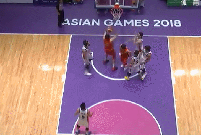 周琦双手暴扣统治油漆区