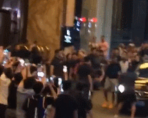 昨晚抵达武汉万达瑞华酒店的库里一度引起骚动