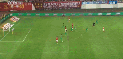 杨智夸张倒地