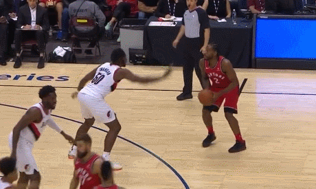 伦纳德在季前赛代表猛龙的首演中得到12分3助