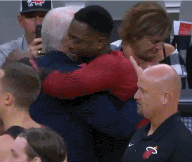 波波维奇与韦德赛后相拥长谈