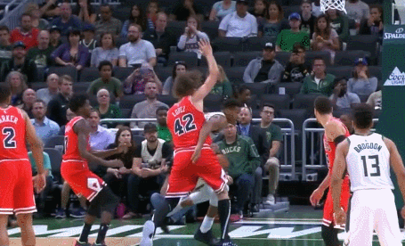 字母哥单打洛佩兹左手劈扣