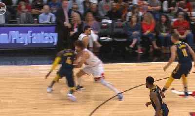 扣篮王突破分球,助攻帕克三分得手