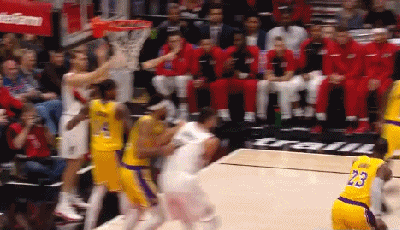 詹姆斯完成湖人生涯首分!开启自己第16个赛季