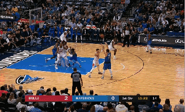 小乔丹接东契奇秒传篮下轻松吃饼暴扣