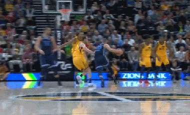 英格尔斯长臂一舒抢断一条龙上篮