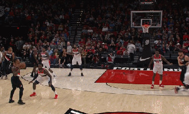 利拉德顺手一抛秒传队友空接暴扣