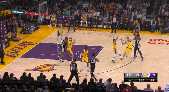 詹姆斯抢断快攻助飞波普暴扣