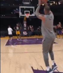 詹姆斯连中三记logo shot还送一个单手补扣