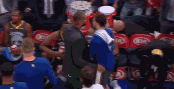 身穿西装的考辛斯独自走出球场