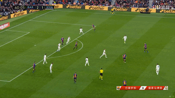 图9：苏亚雷斯打中立柱