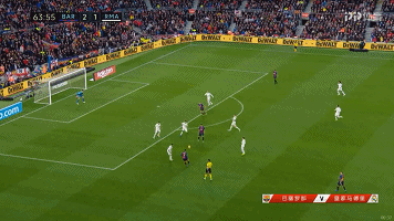 图11：阿尔巴内线插上完成打门