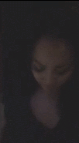 美女身穿吊带黑丝